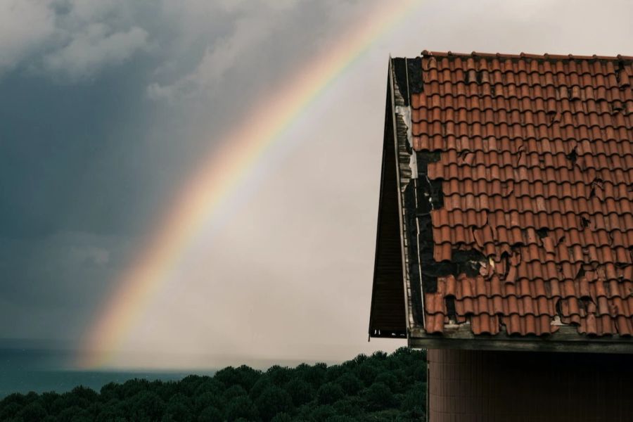 Regenbogen Sturm Dach Ziegel