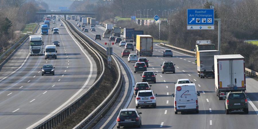 Autos und Lastwagen sind auf dem südlichen Berliner Ring.