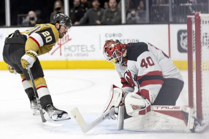 Akira Schmid pariert im Spiel gegen die Vegas Golden Knights einen Schuss von Chandler Stephenson. akira schmid