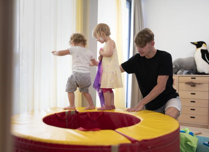 Ein Betreuer mit zwei Kindern in einer Kita. (Symbolbild) Kita