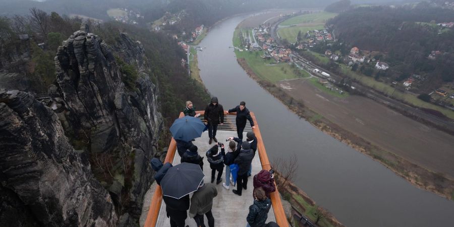 Der neuen Aussichtssteg rund 200 Meter über der Elbe im Nationalpark Sächsische Schweiz besteht aus einer Spannbetonkonstruktion für die rund 40 Kubikmeter Beton verbaut wurden.