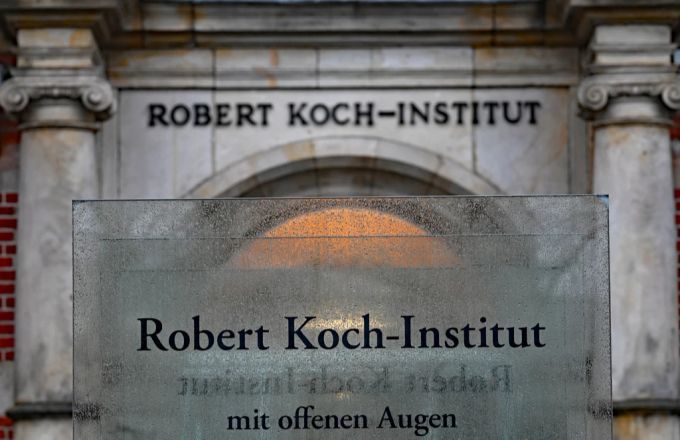 Der Eingang zum Robert-Koch-Institut (RKI) in Berlin. rki risiko