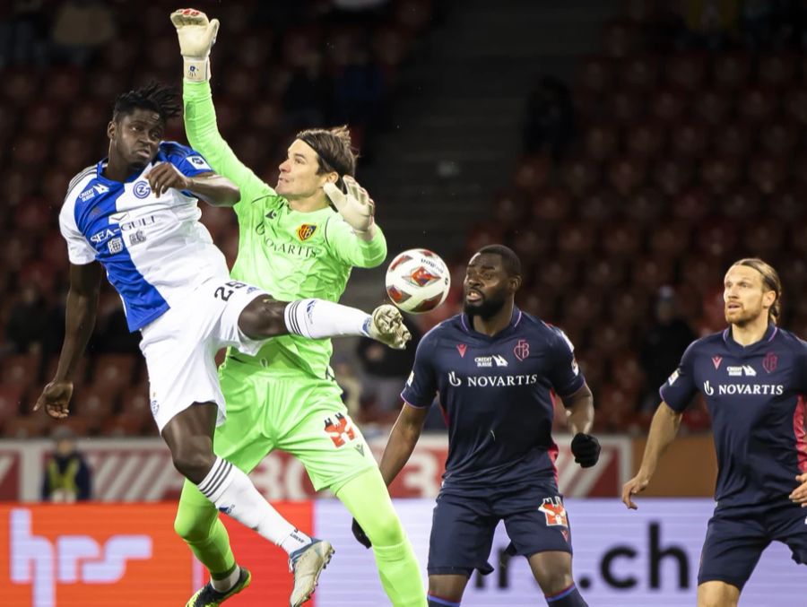 Basel-Keeper Marwin Hitz muss gegen Eliseu Nadjack (l.) eingreifen.