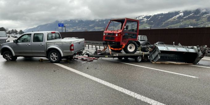 Sargans: Rückstau nach Selbstunfall mit Anhängerzug Sargans: Rückstau nach Selbstunfall mit Anhängerzug
