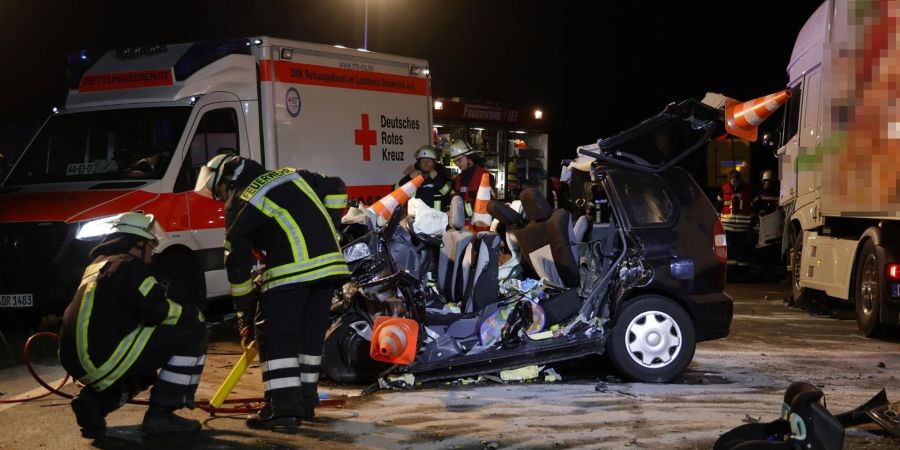 Polizei, Feuerwehr und Rettungskräfte arbeiten an der Unfallstelle auf der Bundesstrasse 51 im Landkreis Osnabrück.