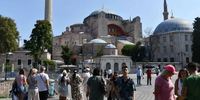 Touristen schlendern in der Nähe der Hagia Sophia in Istanbul. türkei