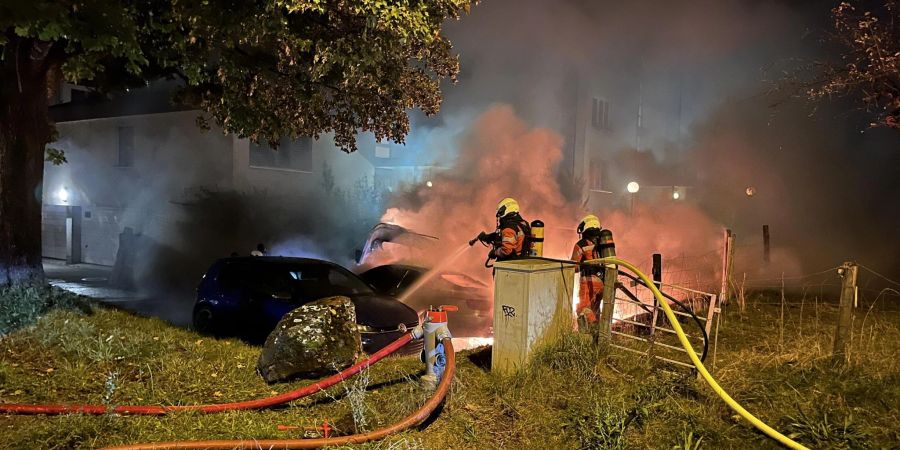 Feuerwehr löscht die brennenden Fahrzeuge