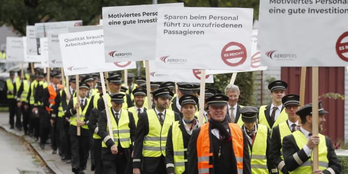 Piloten der Fluggesellschaft Swiss und Mitglieder der Pilotengewerkschaft Aeropers demonstrieren bei dem Protestmarsch in Kloten. Protestmarsch Swiss