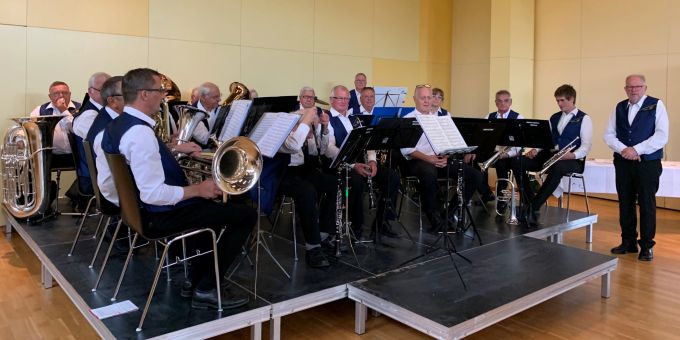 Die Krebsbach Musikanten unterhalten die Jubilare. Krebsbach Musikanten
