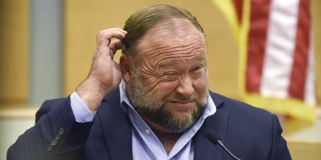 Milliardenklage zwingt Alex Jones zur Vermögensliquidation