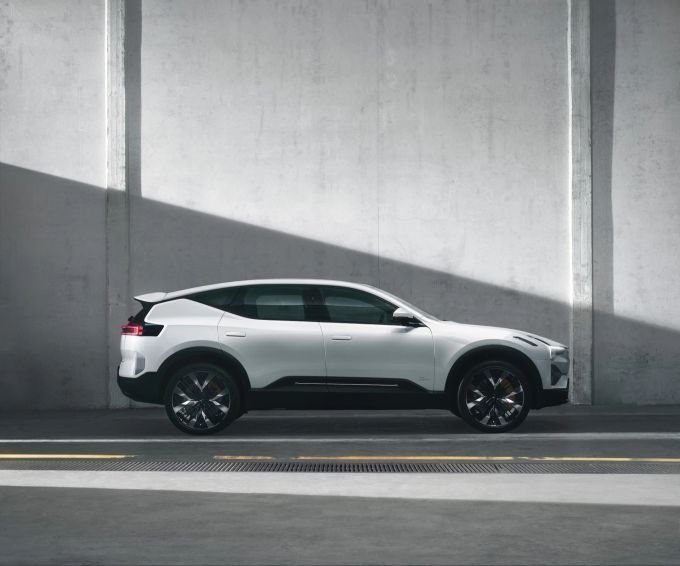 Der Polestar 3 ist ein mächtiges Fahrzeug, fast 5 Meter lang. Und auch mindestens 2,6 Tonnen schwer 2023 Polestar 3 Performance