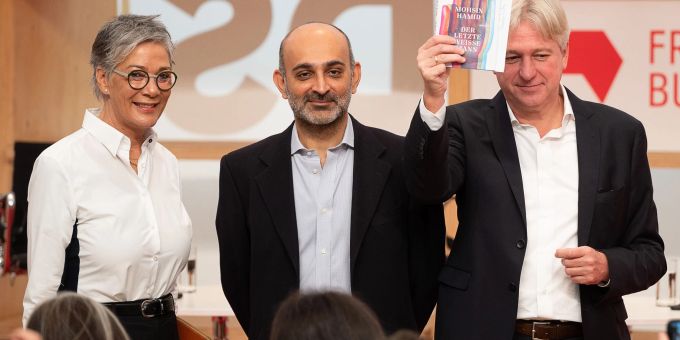 Börsenverein-Vorsteherin Karin Schmidt-Friderichs (l-r), der Autor
Mohsin Hamid und Buchmessen-Direktor Juergen Boos in Frankfurt. buchmesse