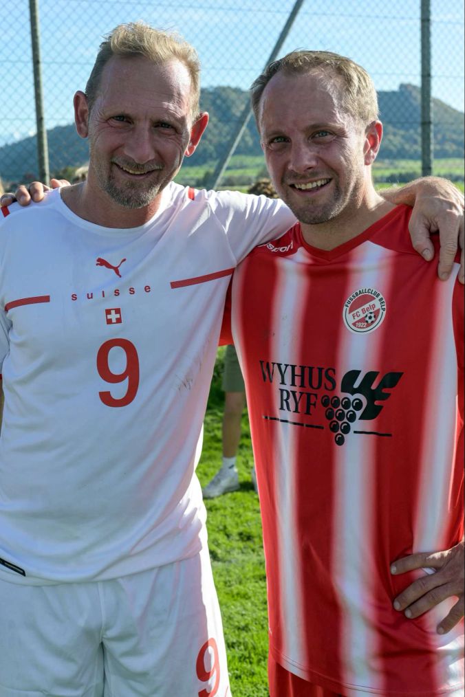 Torjäger unter sich: Mauro Lustrinelli (Suisse Legends/l) und Claude Tanner (FC Belp Selections/r).