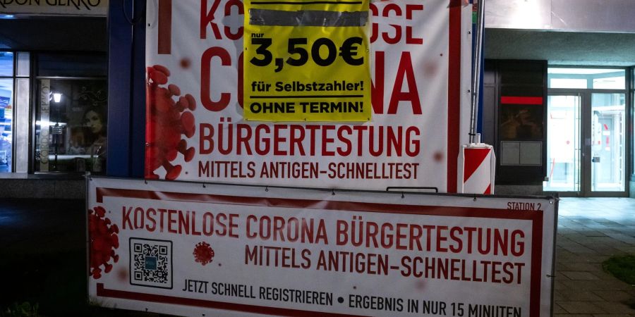 Werbung für ein Corona-Schnelltestcenter in München.