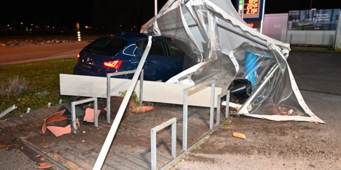 Staad: Fahrunfähig in Vorzelt von Tankstelle geprallt Staad: Fahrunfähig in Vorzelt von Tankstelle geprallt