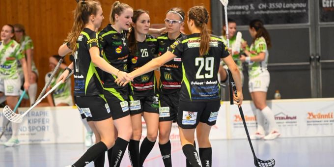 Spielerinnen des UHV Skorpion Emmental freuen sich über die Tore. Unihockeyspielerinnen