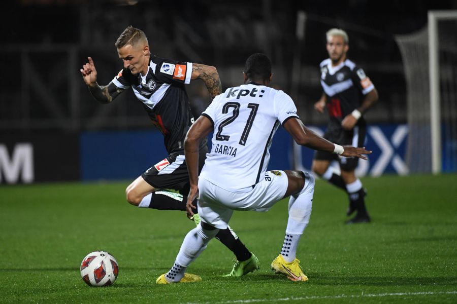 FCL-Angreifer Mattia Bottani (l.) lässt YBs Ulisses Garcia aussteigen.