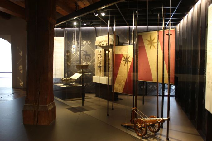 Den goldenen Stern im Wappen bekamen die Thuner von den Bernern für ihre Leistung in der Schlacht von Murten verliehen. Überhaupt ist die Stadtgeschichte von der Befestigung durch die Zähringer über die Zeit als Hauptstadt des Kantons Oberland im Ancien Régime bis zur Blütezeit des Tourismus im 19. Jahrhundert eine durchaus internationale Angelegenheit. Ausflüge schlechtes Wetter