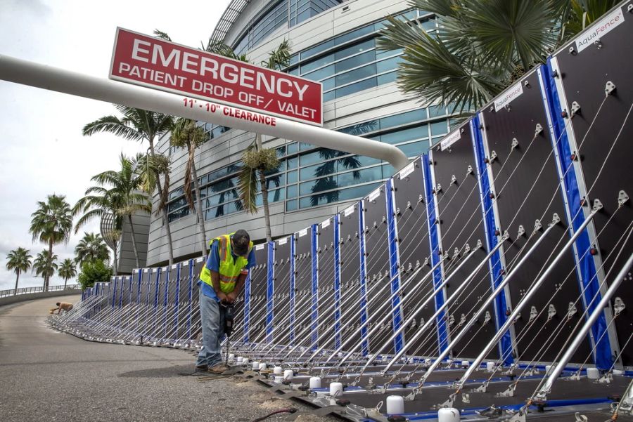 In Florida wird vor einem Spital ein Flut-Schutz aufgestellt.