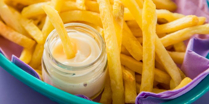 Mayo gelingt zuhause auch ganz ohne Ei - und in leichteren Varianten mit fettarmem Joghurt. Mayo mit Pommes