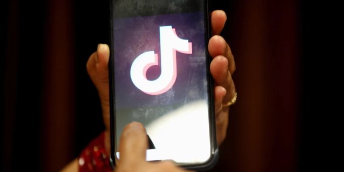 Eine Tiktok-Nutzerin öffnet die App auf ihrem Smartphone. tiktok