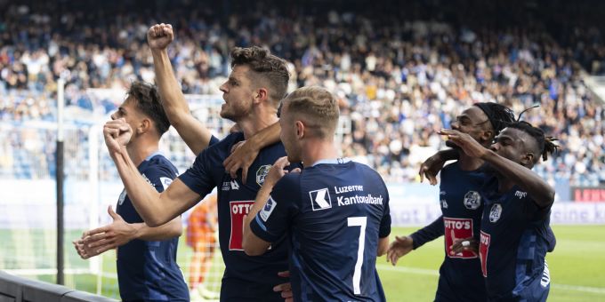 Luzerns Pascal Schürpf, Mitte, jubelt mit seinen Teamkollegen nach seinem Tor zum 1:1 im Spiel der Super League gegen YB. FC Luzern Super League