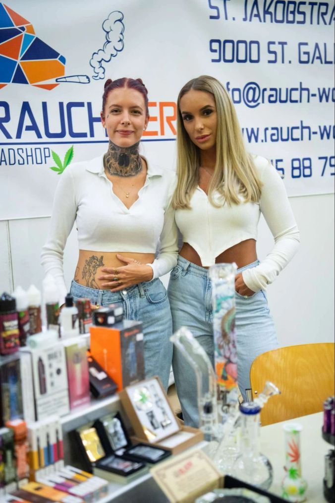 Vanessa und Valentina vom Rauchwerk Headshop in St. Gallen.