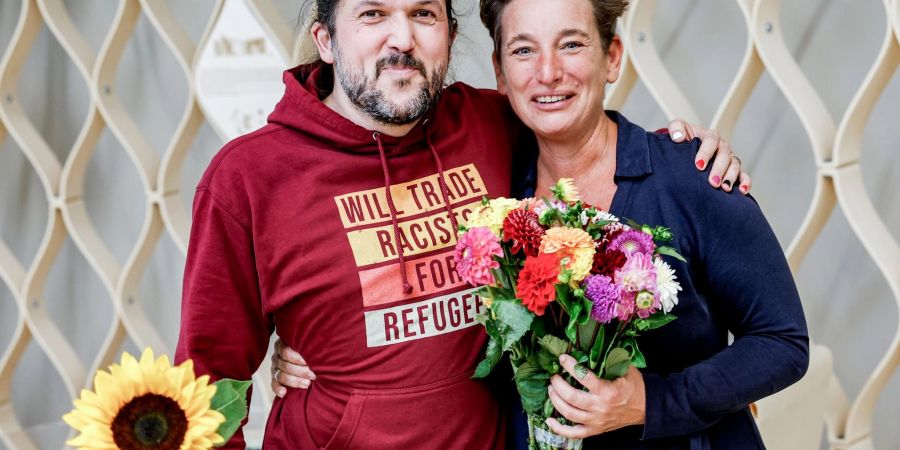 Anke Erdmann (Bündnis90/DieGrünen) und Gazi Freitag (Bündnis90/DieGrünen), neue Landesvorsitzende ihrer Partei, feiern beim Landesparteitag der schleswig-holsteinischen Grünen.
