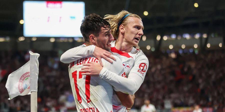 Leipzigs Emil Forsberg (r) jubelt mit Dominik Szoboszlai nach seinem Tor zur 1:0-Führung.