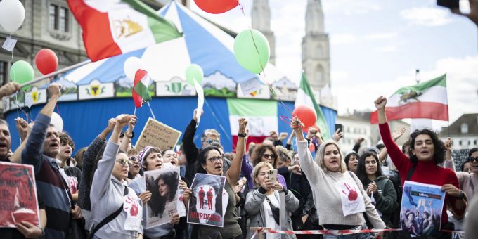 Personen bei einer Kundgebung gegen den Tod der Iranerin Masha Amini und fuer ein freies Iran, aufgenommen am Samstag, 15. Oktober 2022, in Zürich. (KEYSTONE/Ennio Leanza) Iran Demos Zürich