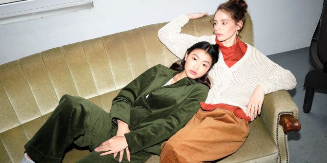 Frauen Models Sofa asiatisch grün weiss warm