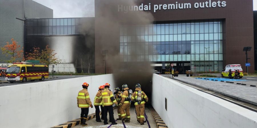 Feuerwehrleute bekämpfen ein Feuer in einem Einkaufszentrum im südkoraenischen Daejeon.