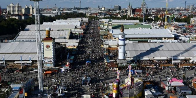 Hier kann es durchaus gefährlich sein, wenn man nicht aufpasst: Eine Aufnahme vom Oktoberfest. (Symbolbild) Oktoberfest