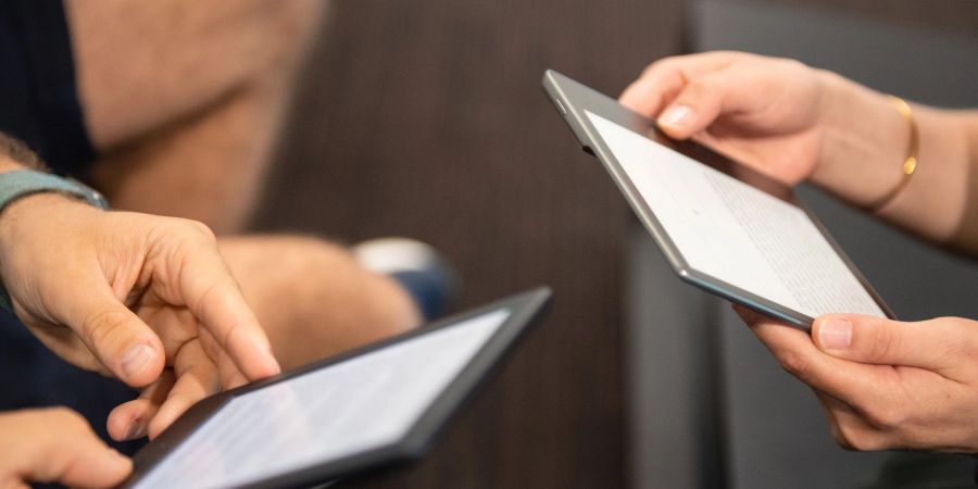 Gut jede und jeder Dritte (37 Prozent) hierzulande liest zumindest hin und wieder E-Books.