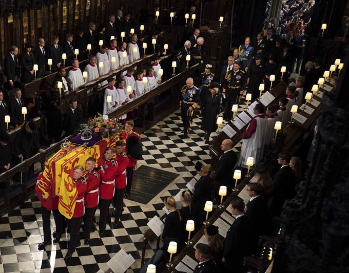 Die Queen wird in Windsor neben ihrem im vergangenen Jahr verstorbenen Ehemann Prinz Philip beigesetzt. Queen