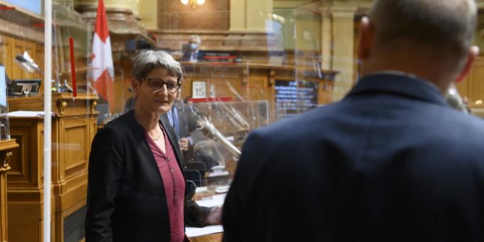 Ursula Schneider Schüttel, SP-FR, links, spricht mit Andreas Aebi, SVP-BE, rechts, während der Wintersession 2021 im Nationalrat in Bern. SVP SP Biodiversitätsinitiative