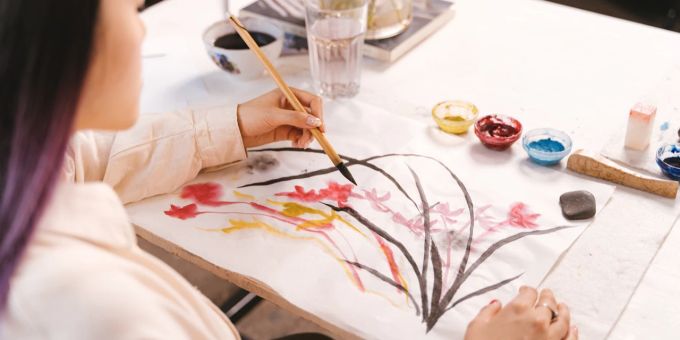 Das geht ja wie mit links? Wenn man linkshändig ist, dann bestimmt. Frau linkshändig Pinsel malen Aquarell