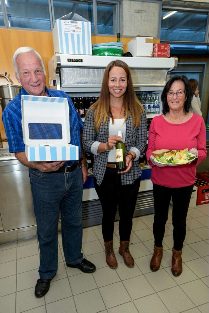Walter Streit, Nicole Dietrich und Elisa Hofstetter (vlnr.) sind Teil des Küchenteams.
