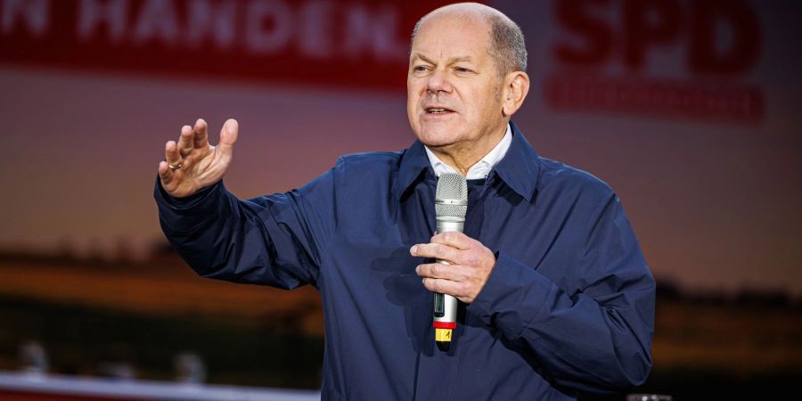 Bundeskanzler Olaf Scholz (SPD) spricht auf einer Abschlusskundgebung seiner Partei vor der Marktkirche in der Innenstadt von Hannover.