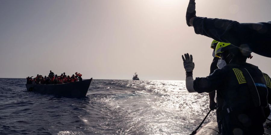 Crew-Mitglieder der «Humanity 1» retten Menschen aus einem überfüllten Boot.