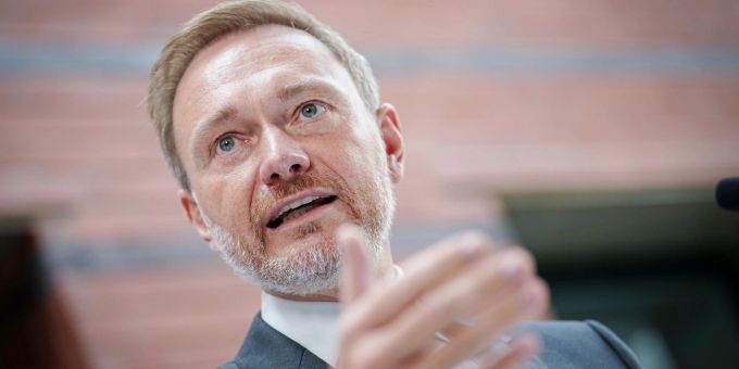 Bundesfinanzminister Christian Lindner dringt auf den Weiterbetrieb der drei Atommeiler. Bundesfinanzminister Christian Lindner dringt auf den Weiterbetrieb der drei Atommeiler.