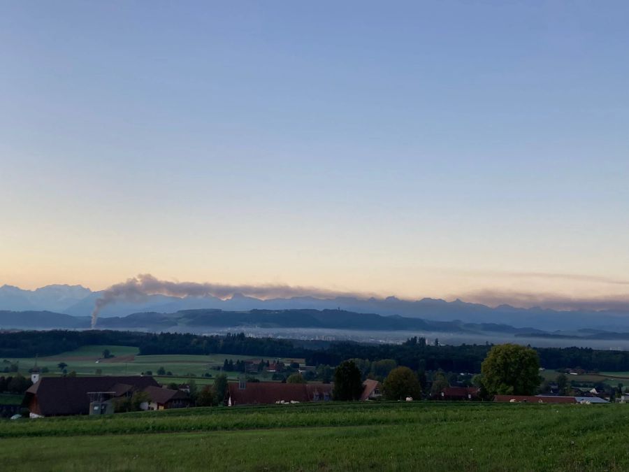 Beim Blick auf Bern ist der Rauch aus Kehrsatz deutlich zu erkennen.