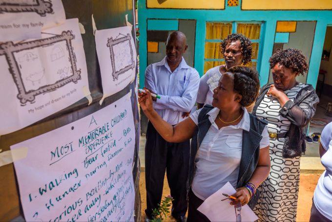 Im Programm «Celebrating Families» reflektieren die Teilnehmenden auch über ihre eigenen Kindheitserfahrungen, wie hier bei einem Training in Kenia. Workshop Kenia