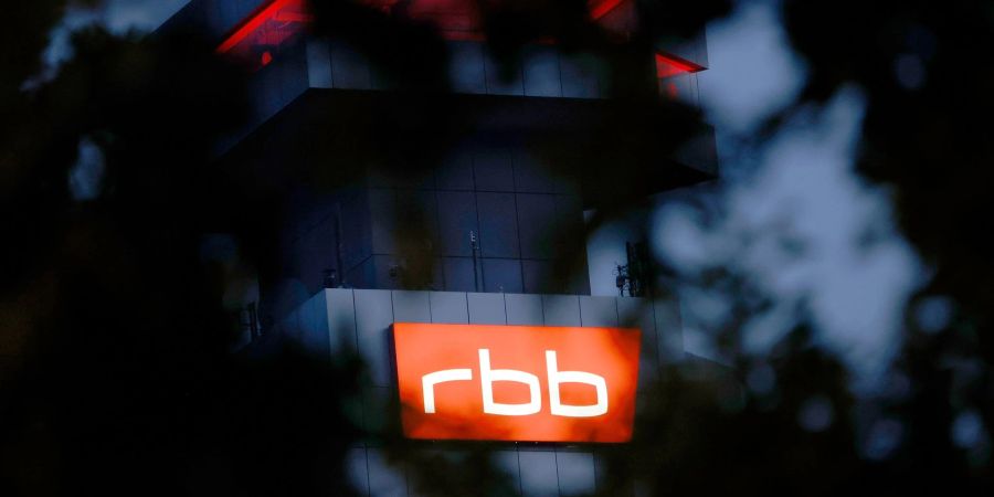 Das beleuchtete Logo des Senders Rundfunk Berlin-Brandenburg (RBB) ist an der Fassade am Sitz des Senders zu sehen.