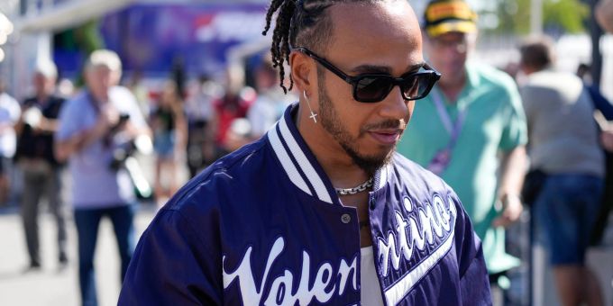 Der britische Mercedes-Pilot Lewis Hamilton kommt auf die Rennstrecke. Der britische Mercedes-Pilot Lewis Hamilton kommt auf die Rennstrecke.