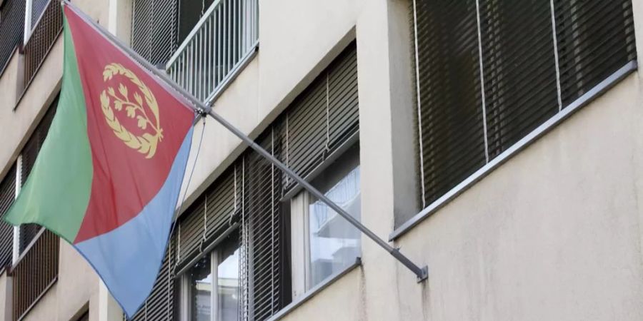 Eritreeische Flagge an Gebäude