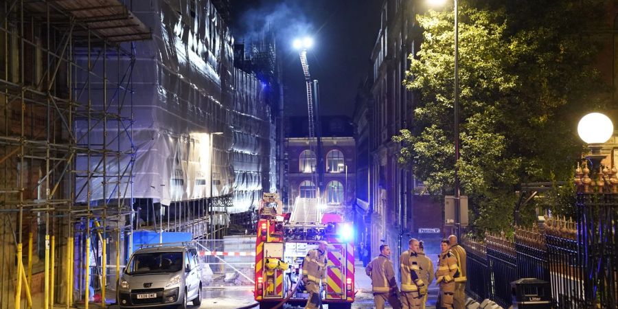 Im britischen Leeds brennt ein baufälliges Hochhaus.