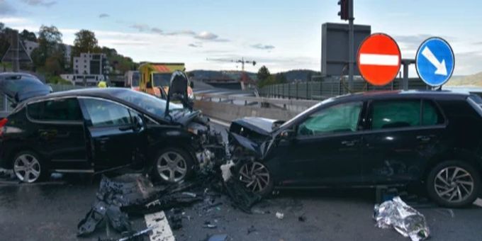 Der Sachschaden ist gross. loppertunnel unfall