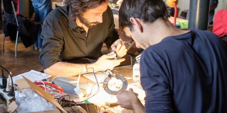 In 25 Repair Cafés reparierten freiwillige Fachleute am Samstag Gegenstände aller Art.