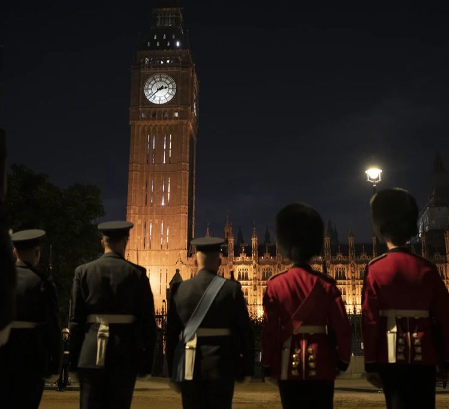 Royal-Wachen üben vor der Westminster Hall die Beisetzung.